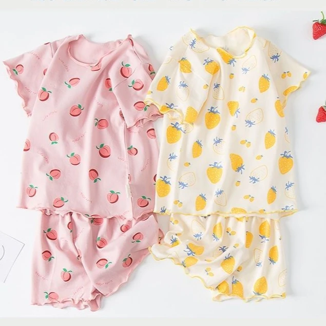 Baby Sleep Suit - ชุดนอนฤดูร้อนสำหรับเด็กผู้หญิง กางเกงขาสั้นลายสตรอเบอร์รี่ เสื้อยืดสีชมพูพีช ชุดนอนเด็ก ใส่สบาย ระบายอากาศได้ดี